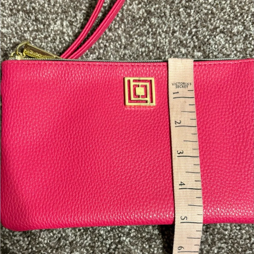 Liz Claiborne Vegan Faux Pebbled Leather Phone Charging Wristlet Wallet